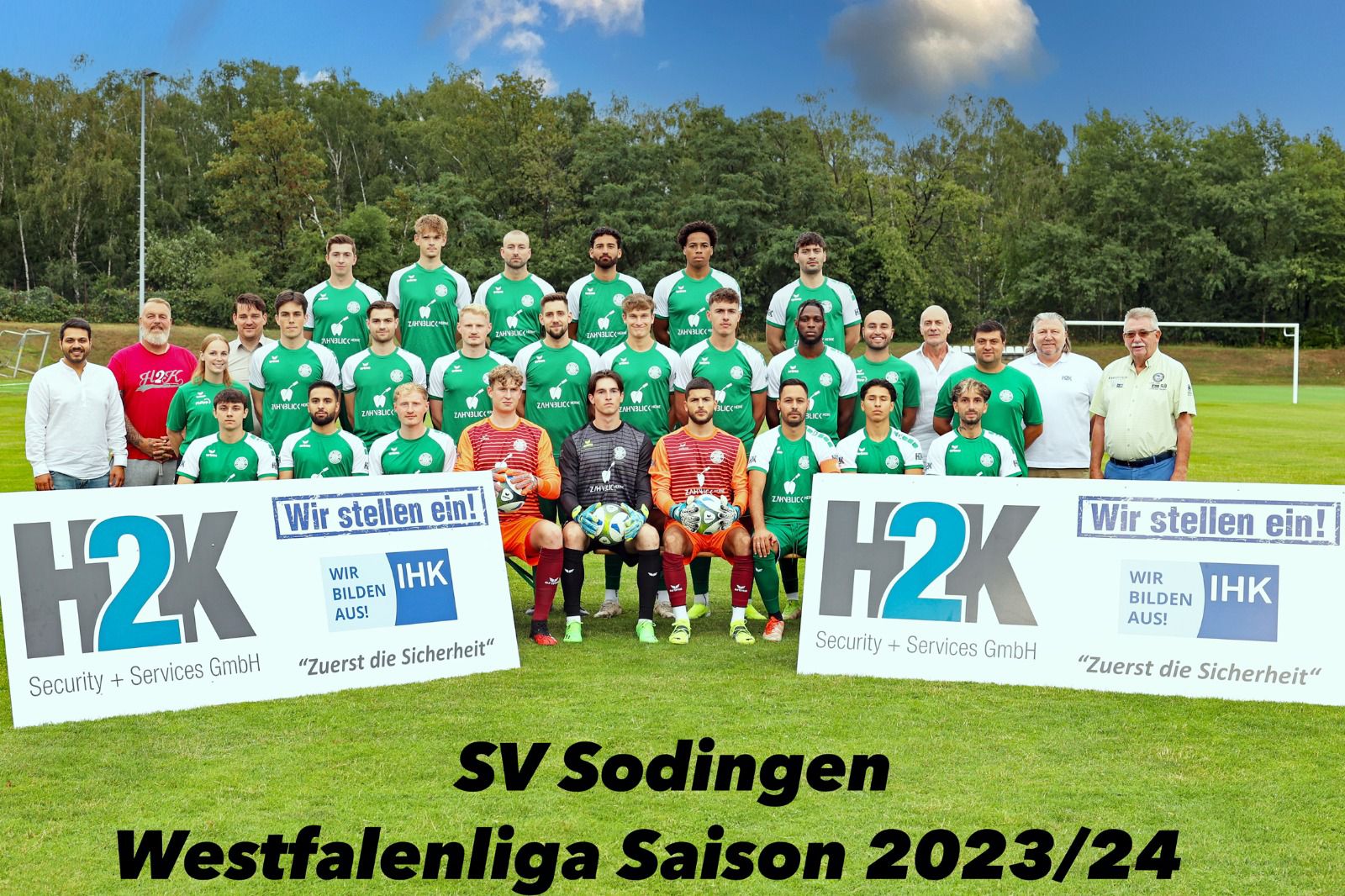 Die Fußballmannschaft SSV Sodingen beim Mannschaftsfoto. Vorne stehen zwei große Banner mit dem H2K-Logo. Rechts neben der Mannschaft steht Geschäftsführer Heiko Kurzawa, links Holger Krenz.